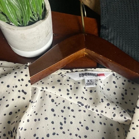 BB Dakota Sleeveless Polka Dot Blouse - Picture 7 of 7